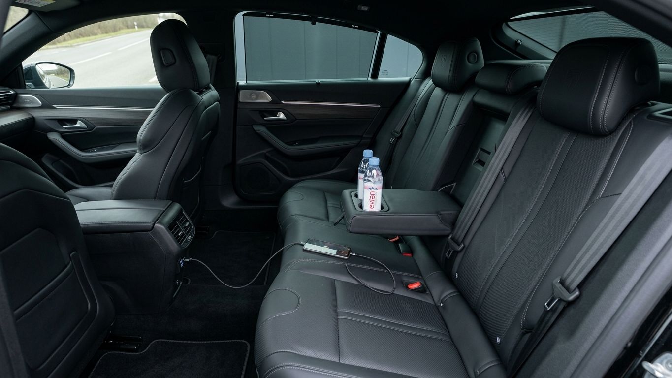 Interior confortable de una berlina de taxi de larga distancia